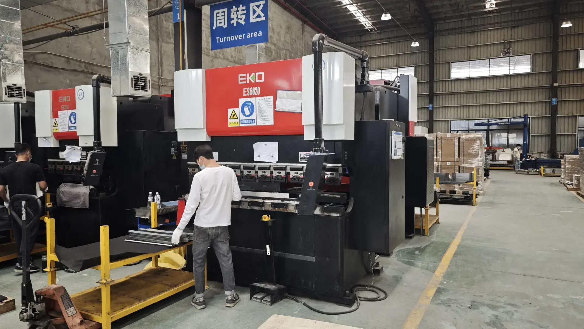 Baoxuan workers are performing bending processing.