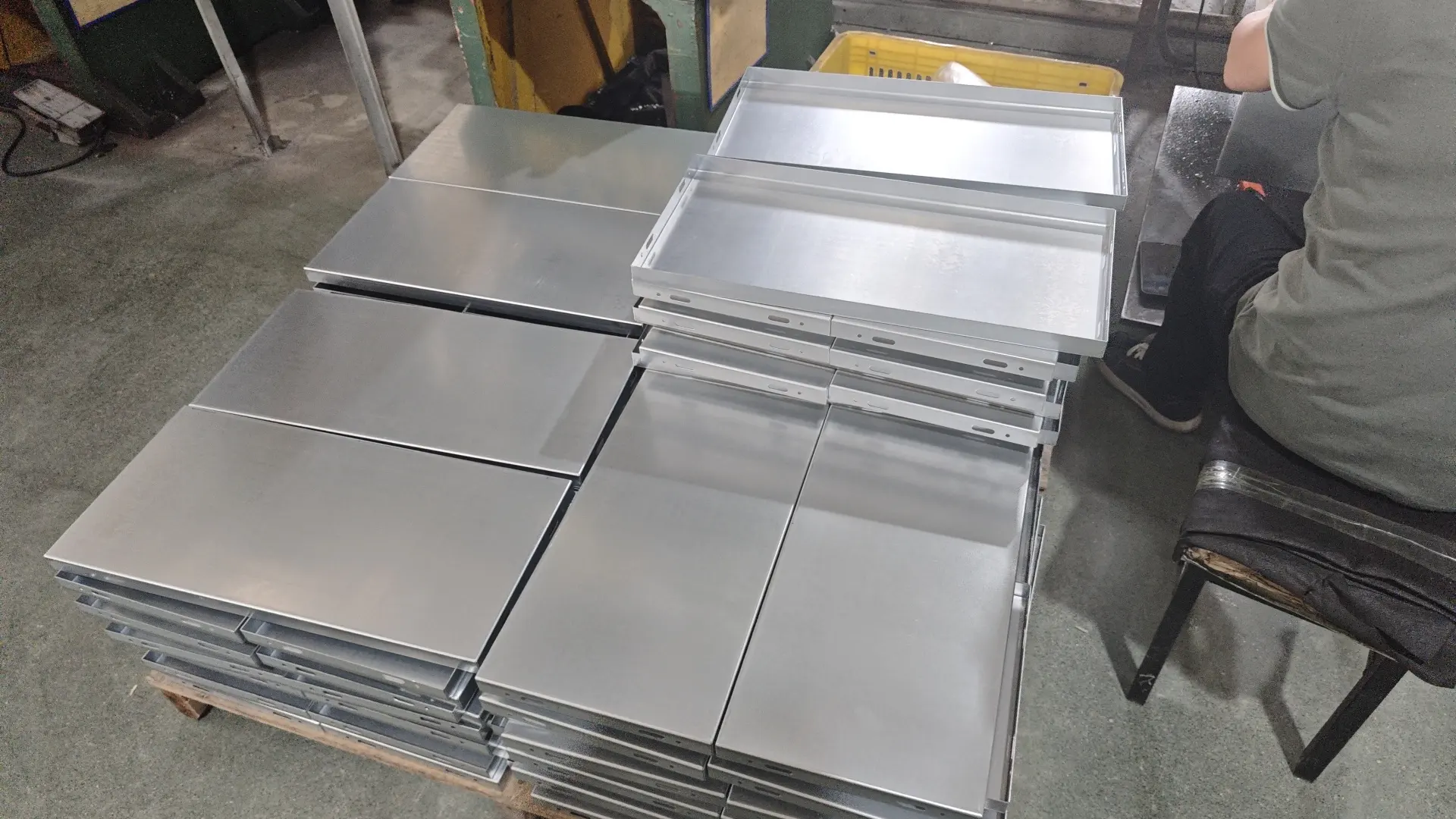 How to choose Sheet Metal Enclosures? 5 easy tips for the best fit and function!